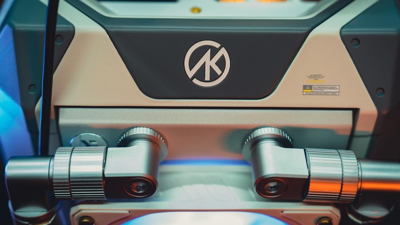 Το πίσω μέρος της κατασκευής διαστημικού υπολογιστή που δείχνει τον προσαρμοσμένο βρόχο