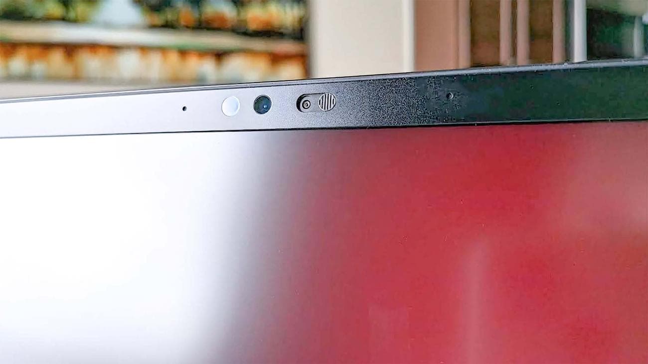 Razer Blade 14 (2024) camera shutter.