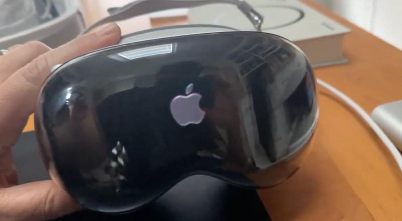 Δείτε πώς φαίνεται όταν εγκαθιστάτε μια ενημέρωση visionOS στο Apple Vision Pro