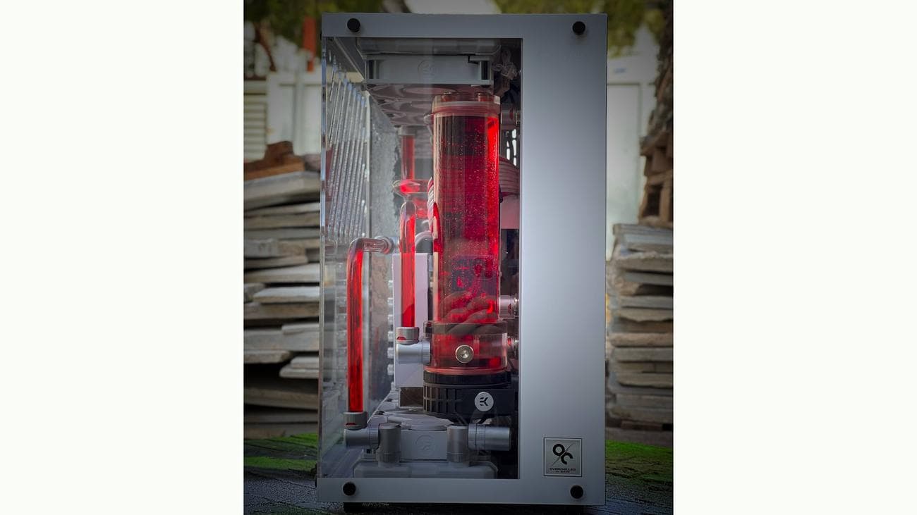 Η δεξαμενή ενός ερυθρόλευκου gaming PC