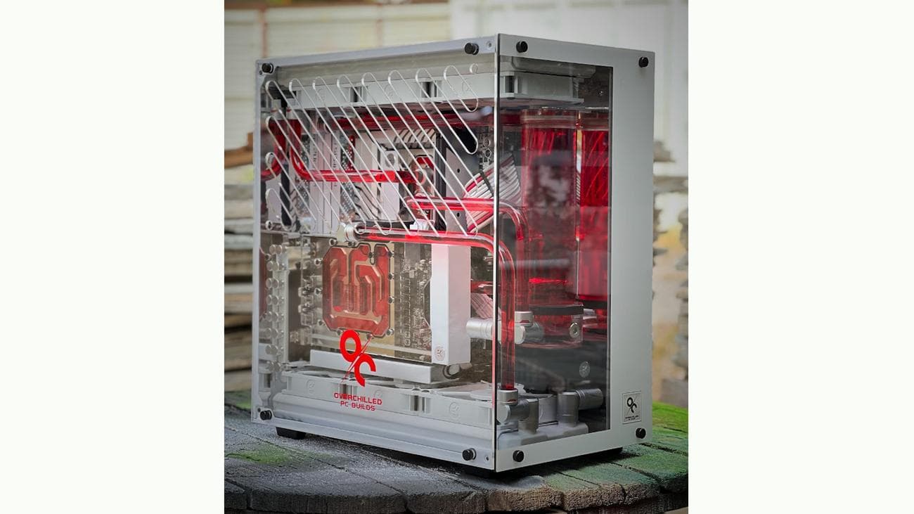 Ένα τροποποιημένο ακρυλικό παράθυρο σε υδρόψυκτο υπολογιστή για καλύτερη ροή αέρα