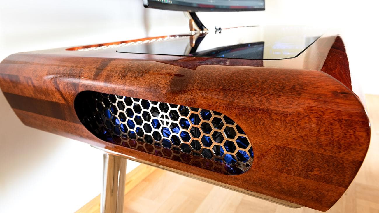 Οι μεταλλικοί αεραγωγοί στο πλάι ενός ξύλινου επιτραπέζιου υπολογιστή για ροή αέρα