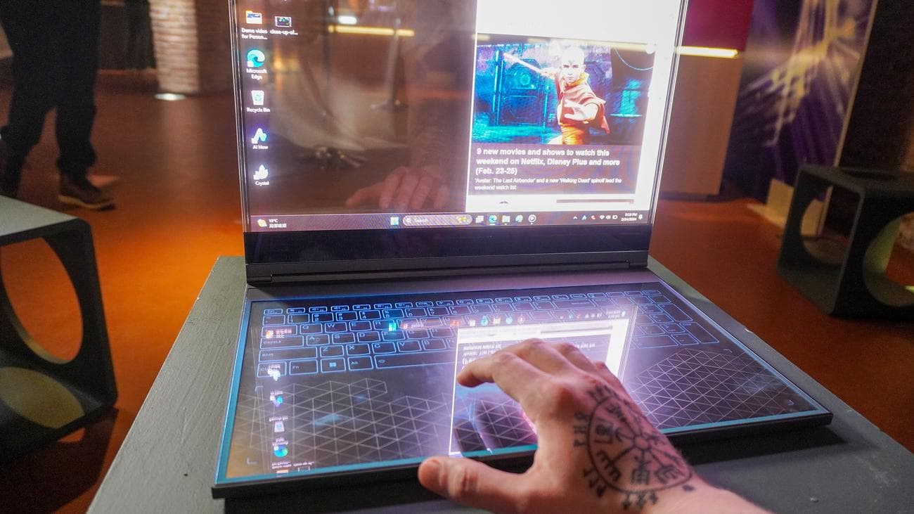 Έννοια φορητού υπολογιστή Lenovo ThinkBook με διαφανή οθόνη