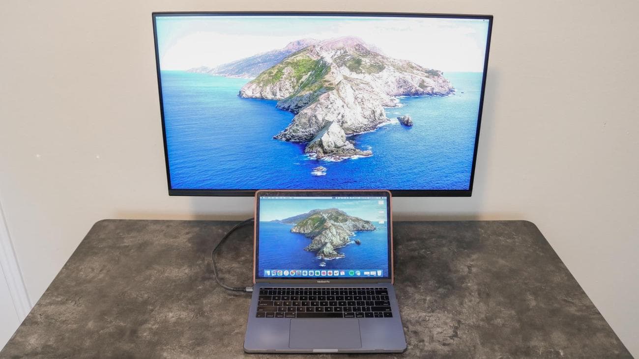 Ένα MacBook Pro συνδεδεμένο μέσω USB-C σε μια έξυπνη οθόνη Samsung M7