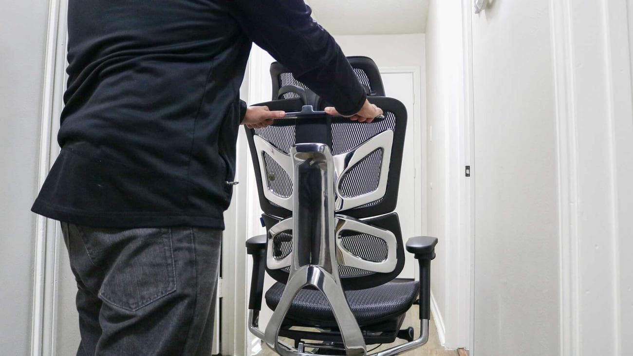 Σπρώχνοντας το OdinLake Ergo Butterfly 753 στον διάδρομο χρησιμοποιώντας την πίσω μπάρα του