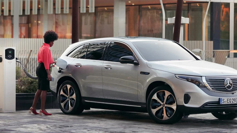 Μόνο ηλεκτρικά αυτοκίνητα μέχρι το 2030; Το παίρνει πίσω τελικά η Mercedes-Benz!