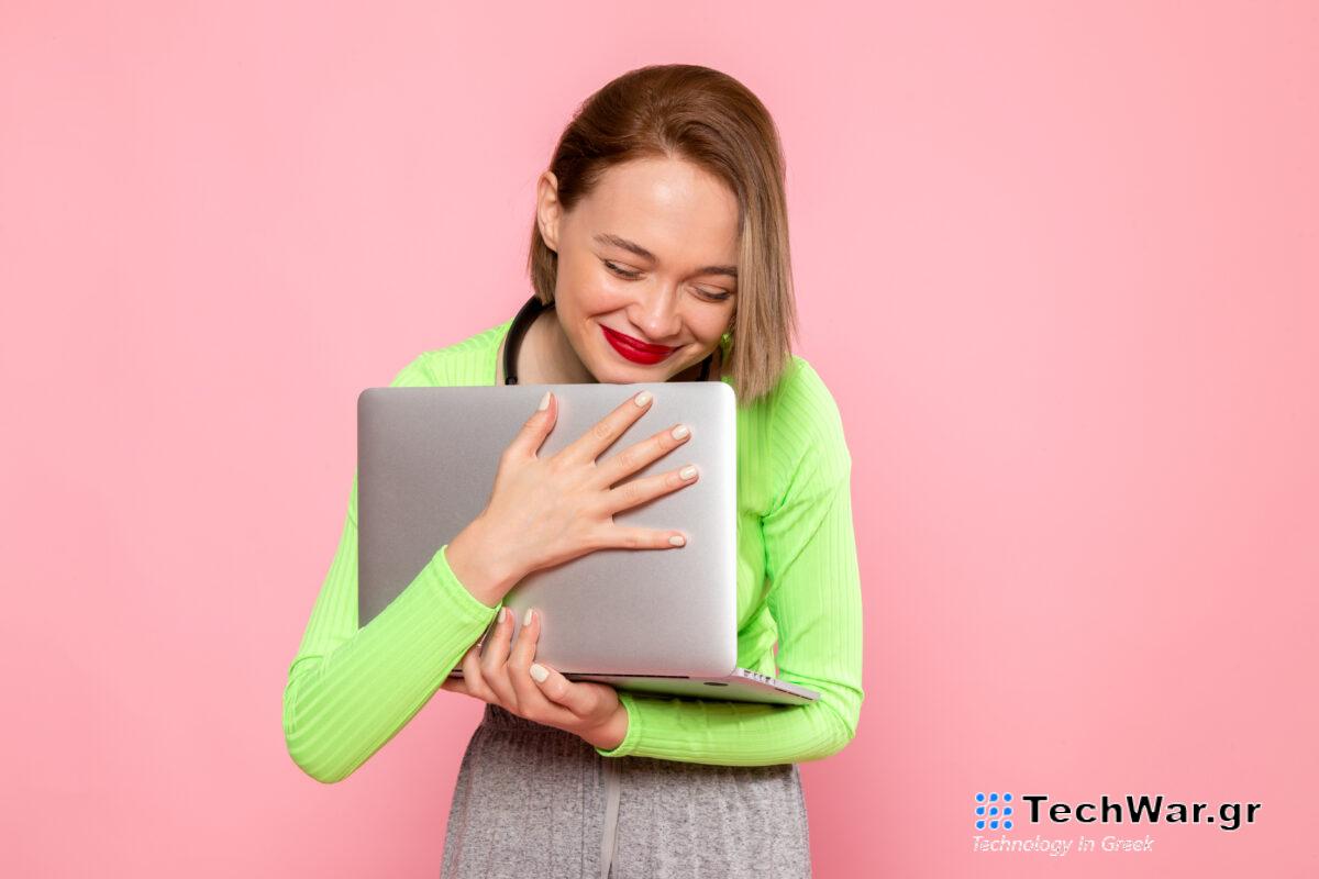γυναίκα laptop αγκαλιά