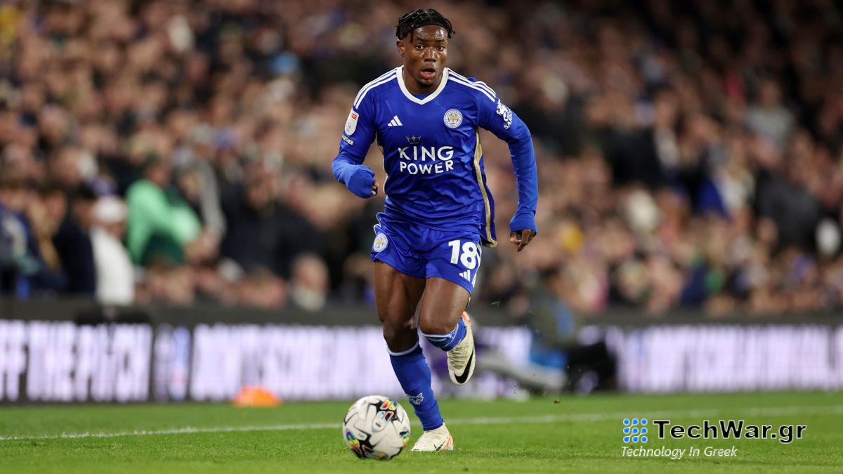 Abdul Fatawu on the ball for Leicester City