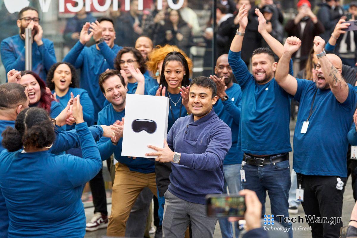 Ο Tim Cook γιορτάζει την κυκλοφορία του Apple Vision Pro στην Apple Fifth Avenue