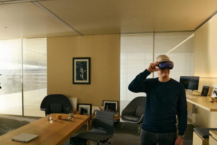 Ο Tim Cook φωτογραφήθηκε για πρώτη φορά φορώντας Apple Vision Ο Tim Cook φωτογραφήθηκε για πρώτη φορά φορώντας Apple Vision Pro, λέει ότι δοκίμασε το πρωτότυπο πριν από πέντε χρόνια