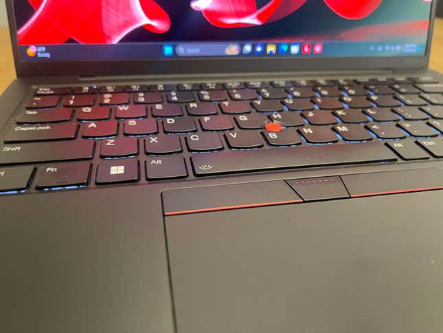 Μια φωτογραφία του οπίσθιου φωτισμού στο πληκτρολόγιο του X1.