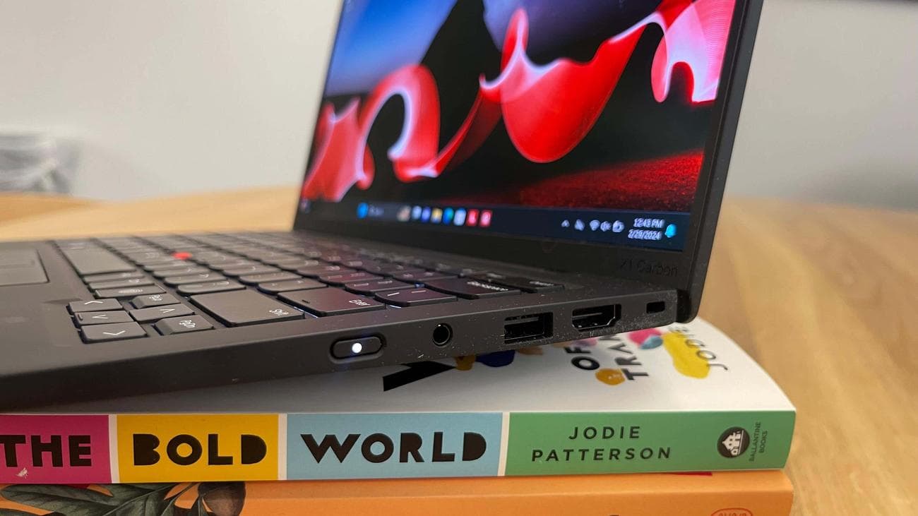 Μια φωτογραφία των θυρών στη δεξιά πλευρά του X1. 