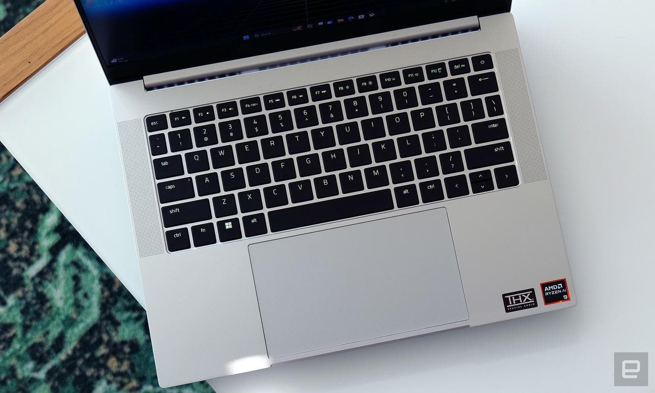 Όπως θα περίμενε κανείς σε φορητό υπολογιστή Razer, το Blade 14 διαθέτει προσαρμόσιμο φωτισμό RGB. 