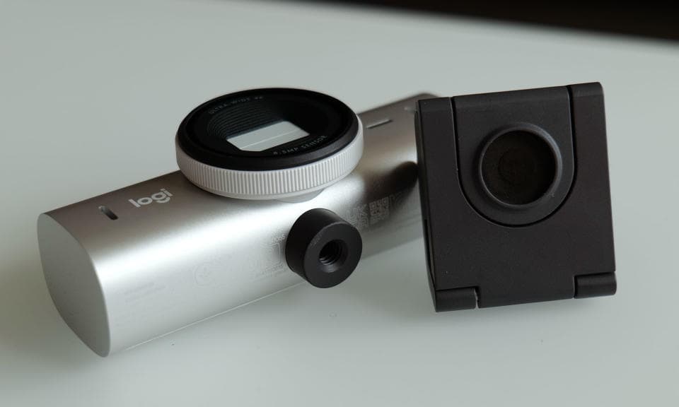 Το Mx Brio συνοδεύεται από ένα κλιπ που σας επιτρέπει να το κουμπώσετε σε φορητό υπολογιστή ή οθόνη και να κάνετε κλίση για παρουσιάσεις από πάνω προς τα κάτω. 