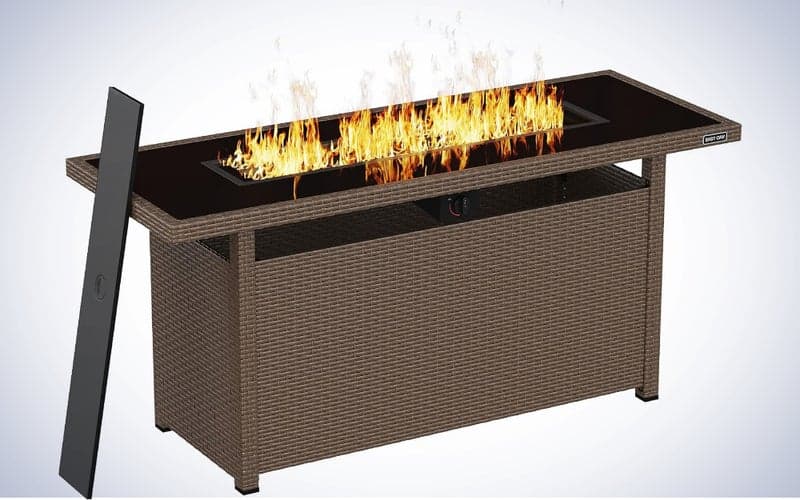 EAST OAK Τραπέζι 57 ιντσών Gas Fire Pit σε απλό λευκό φόντο.