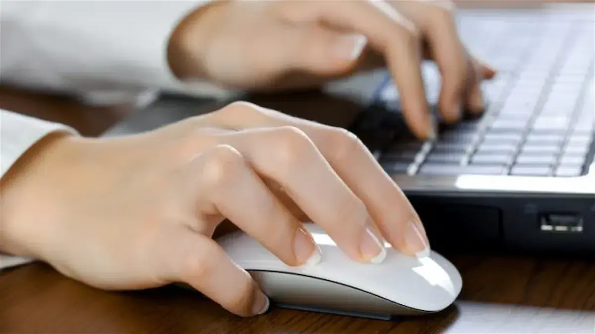 ratón se mueve solo