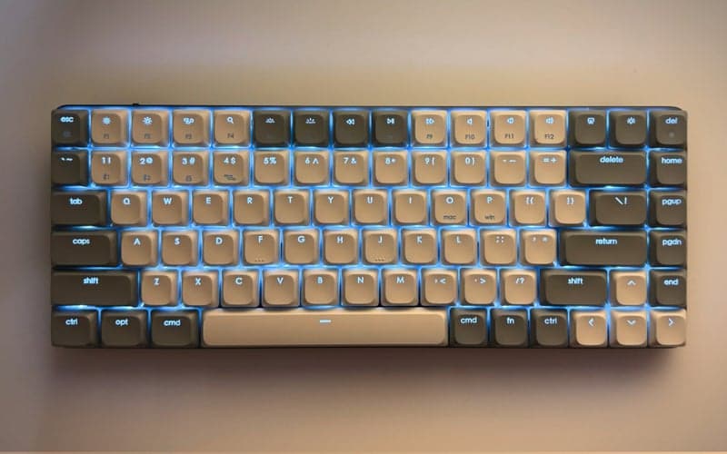 Satechi SM1 on top of a desk.