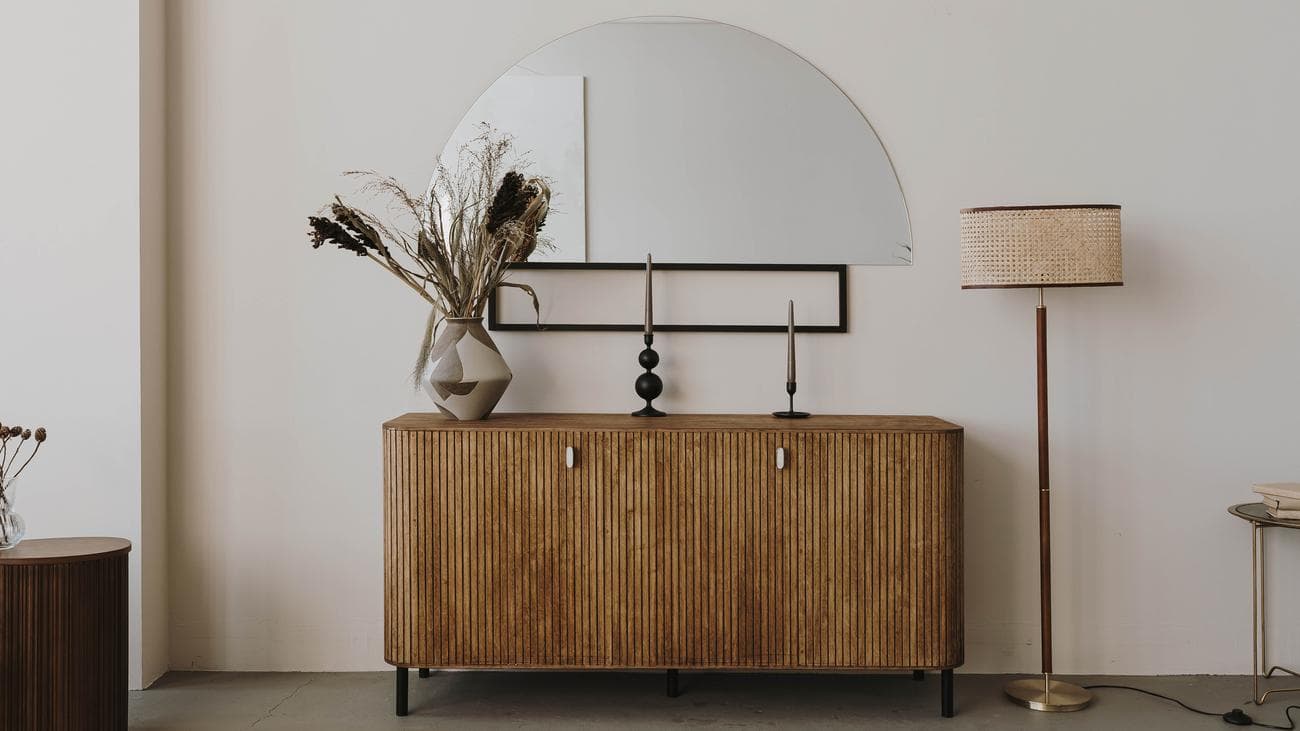 Καθρέφτης πάνω από το τραπέζι