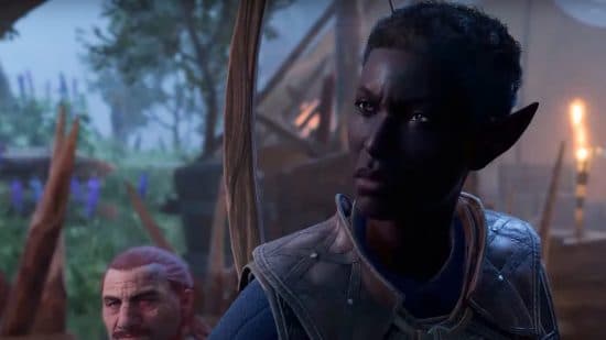 Καλύτερες κατασκευές Baldur's Gate 3: Ένας Ranger κοιτάζει επίμονα έναν πιθανό εχθρό που έχει σκοντάψει στο στρατόπεδό τους, ντυμένος με δερμάτινη πανοπλία με ένα μεγάλο ξύλινο τόξο δεμένο στην πλάτη του.