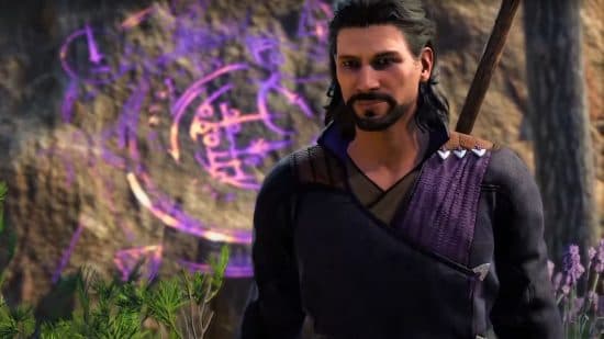 Καλύτερες κατασκευές Baldur's Gate 3: Ο Gale, ένας Μάγος και πιθανός σύντροφος, στέκεται δίπλα σε μια παράξενη μωβ γλυφή χαραγμένη σε ένα γκρεμό.