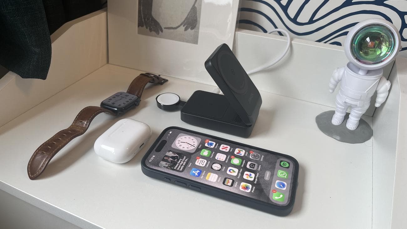 Anker MagGo Wireless Charging Station (αναδιπλούμενο 3-σε-1) που χρησιμοποιείται για τη φόρτιση iPhone, Apple Watch και AirPods