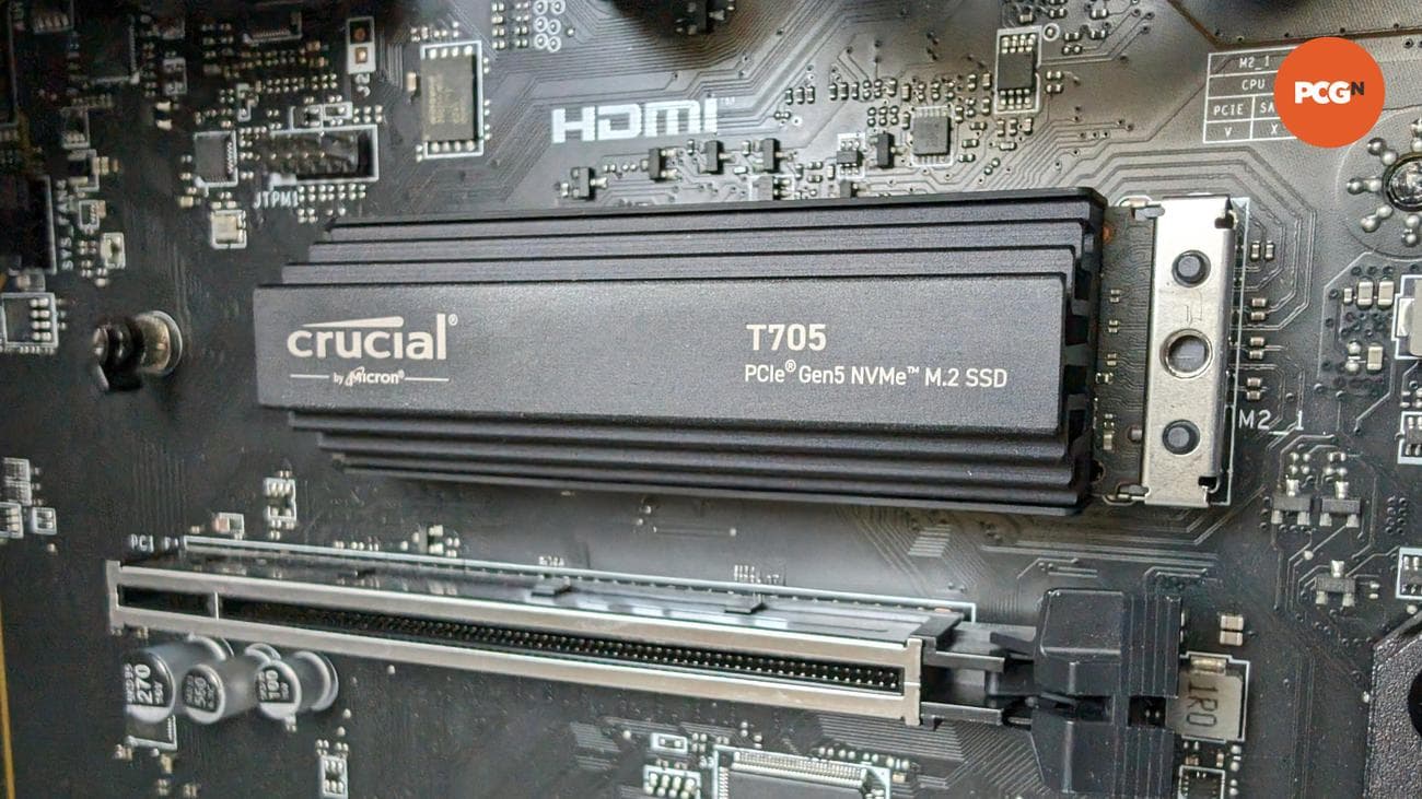 Το Crucial T705 SSD είναι συνδεδεμένο σε μητρική πλακέτα