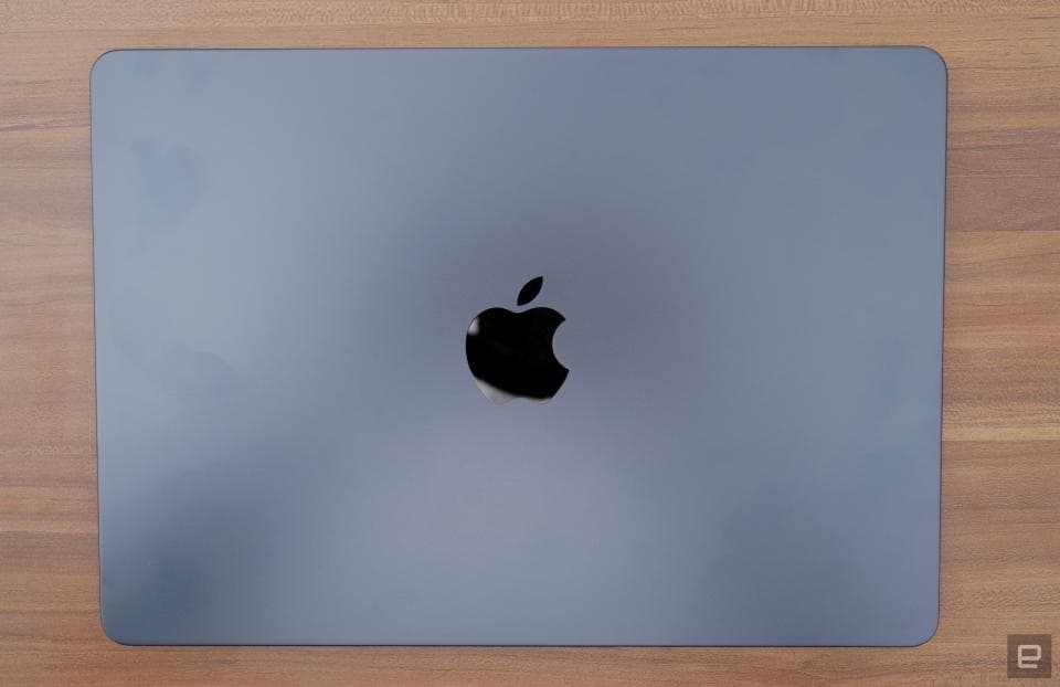 MacBook Air M3 13 ιντσών από πάνω προς τα κάτω