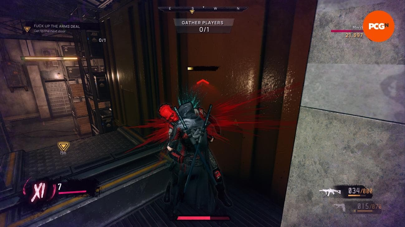 Μια γυναίκα με μακρύ μαύρο παλτό με κουκούλα δαγκώνει έναν άνδρα που φοράει κόκκινη μάσκα, με αίμα κινουμένων σχεδίων να σκάει από το λαιμό του