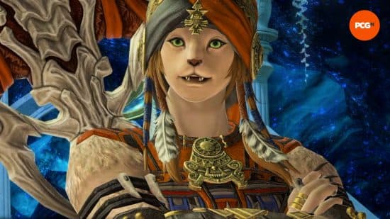 Συνέντευξη FF14 Dawntrail - Η Wuk Lamat, μια γυναίκα Hrothgar από τη χώρα του Tural, χαμογελά με τα χέρια σταυρωμένα στο στήθος της.