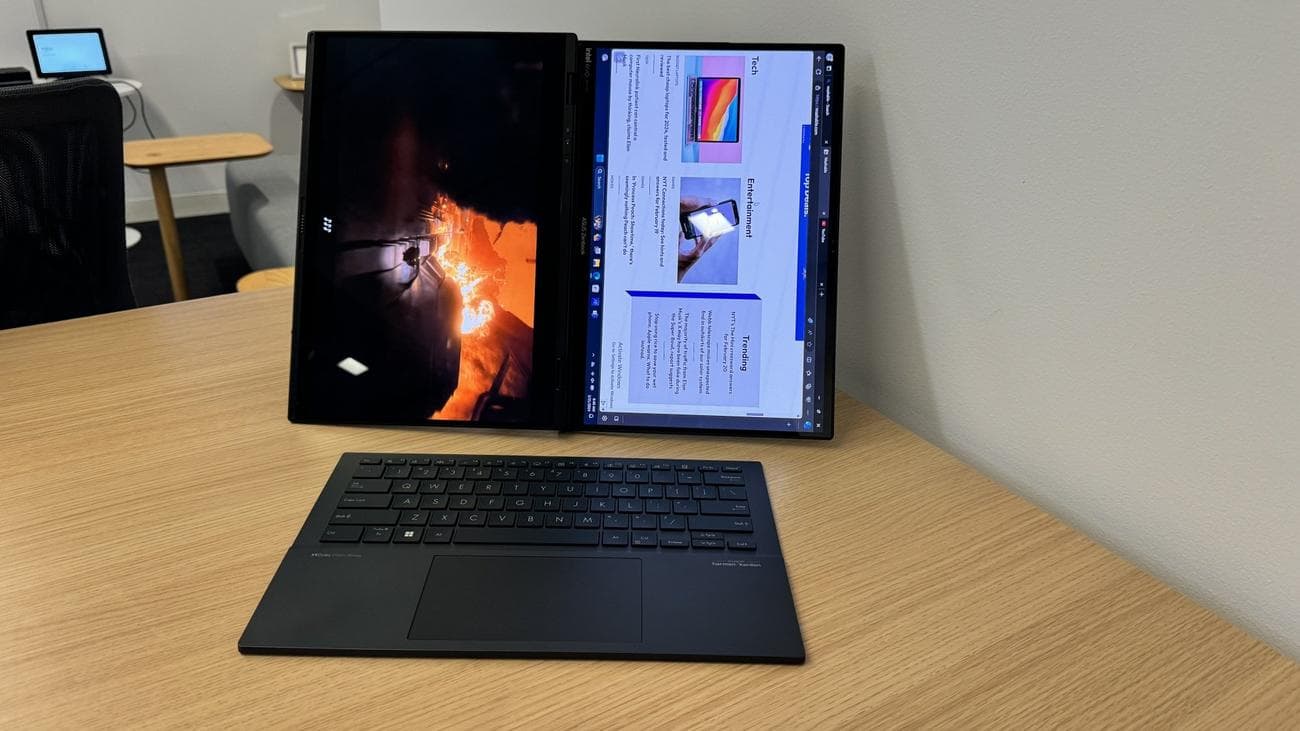 Διπλή οθόνη Asus Zenbook Duo σε τραπέζι
