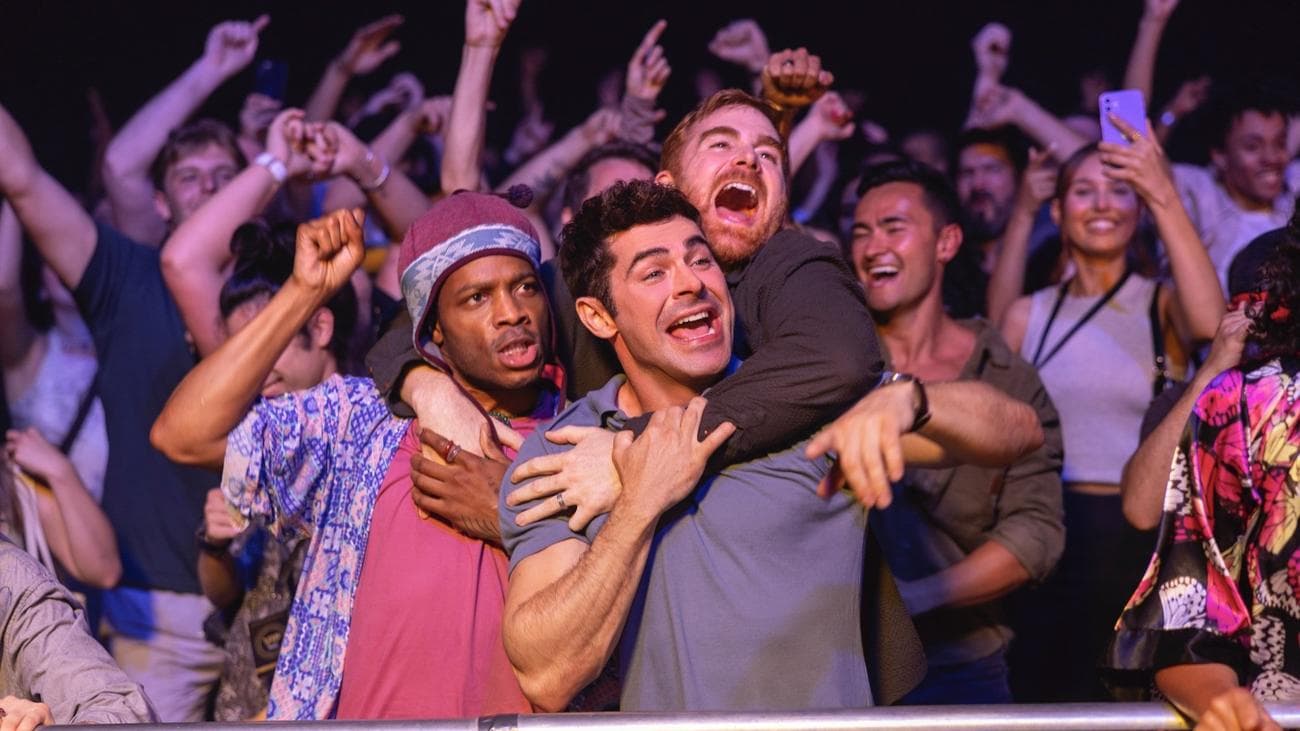 Τρεις άντρες κάνουν πάρτι σε ένα DJ set.