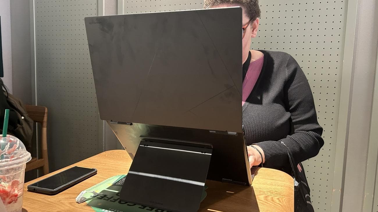 Γυναίκα που χρησιμοποιεί το Zenbook Duo στα Starbucks