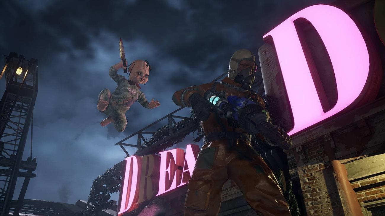 Ένα ανατριχιαστικό μωρό κούκλα πετάει στον αέρα κρατώντας ένα ματωμένο μαχαίρι, ρίχνοντάς το πάνω σε ένα ανυποψίαστο άτομο με κοστούμι χαζμά