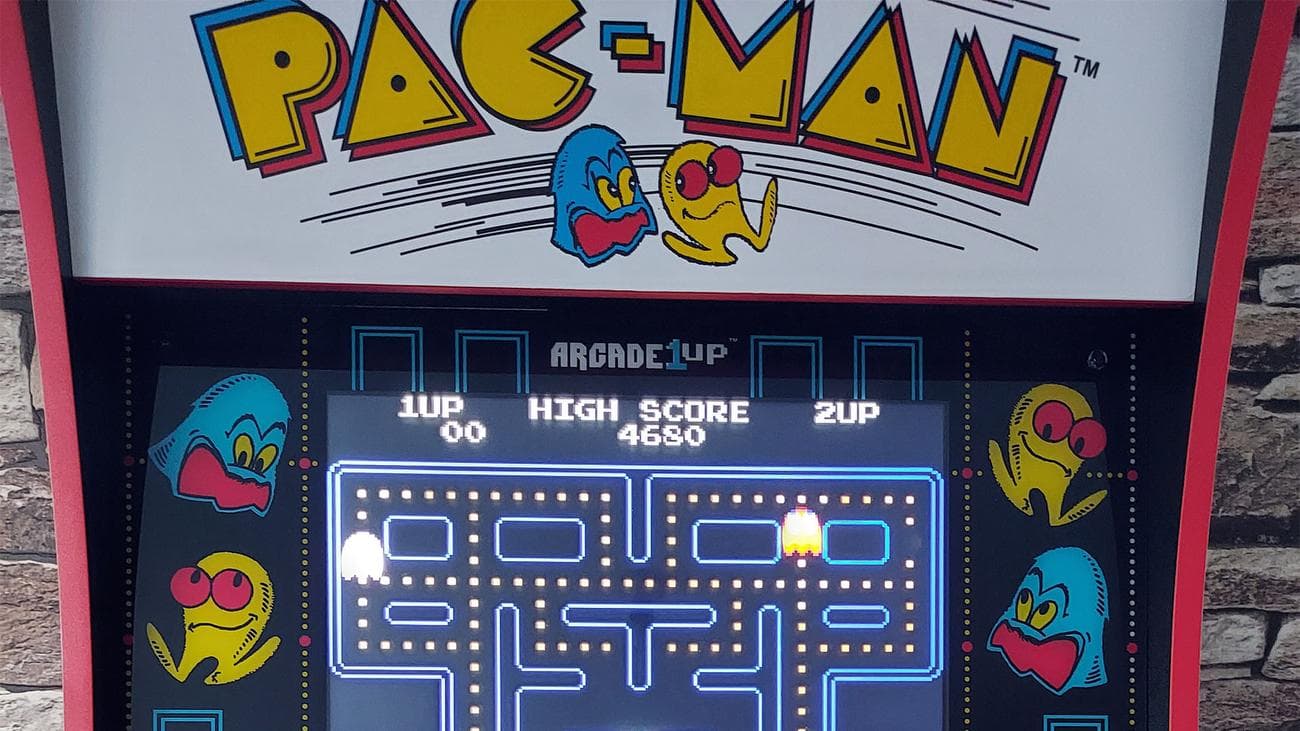 Το Pac-Man παίζει σε μια οθόνη σε έναν υπολογιστή παιχνιδιών