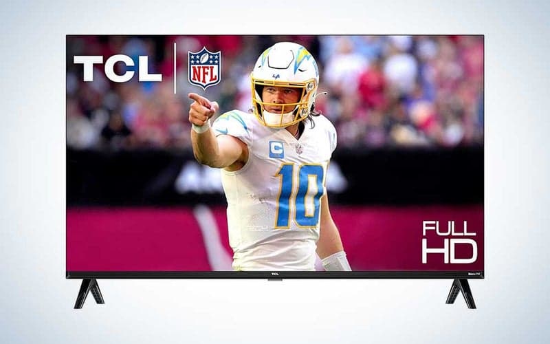 Μια τηλεόραση TCL 32 ιντσών S3 σε απλό φόντο.