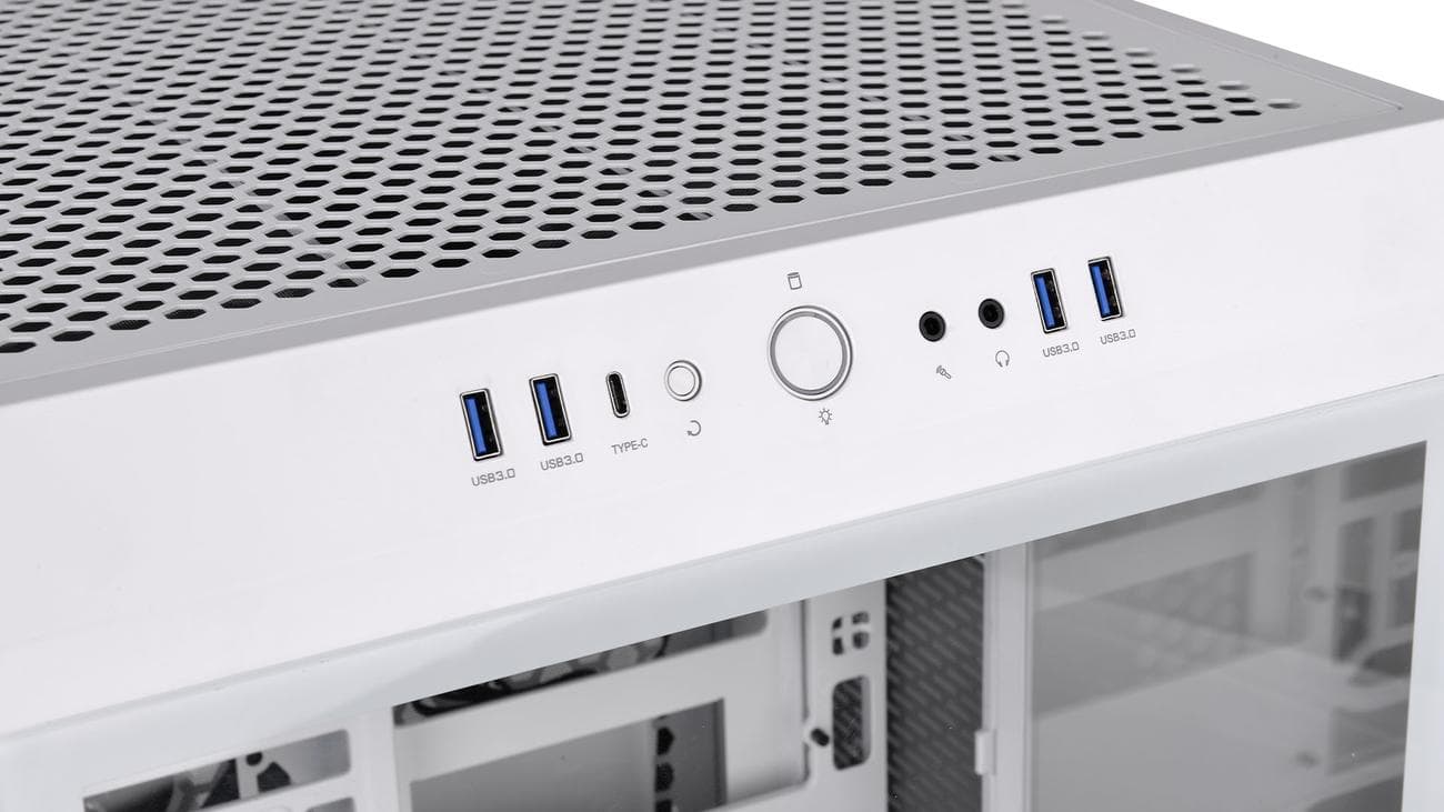 Εικόνα κριτικής Thermaltake Tower 500 που δείχνει κοντινό πλάνο των λιμανιών.