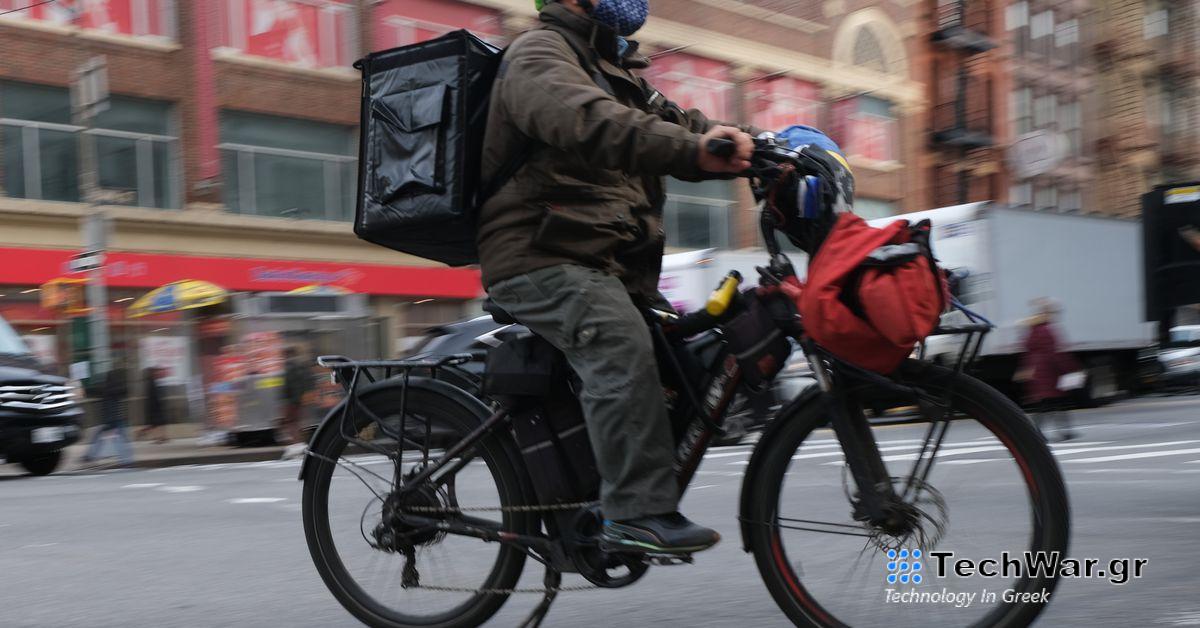 Η πόλη της Νέας Υόρκης δοκιμάζει δημόσιους σταθμούς φόρτισης ηλεκτρονικών ποδηλάτων για εργαζομένους σε διανομείς