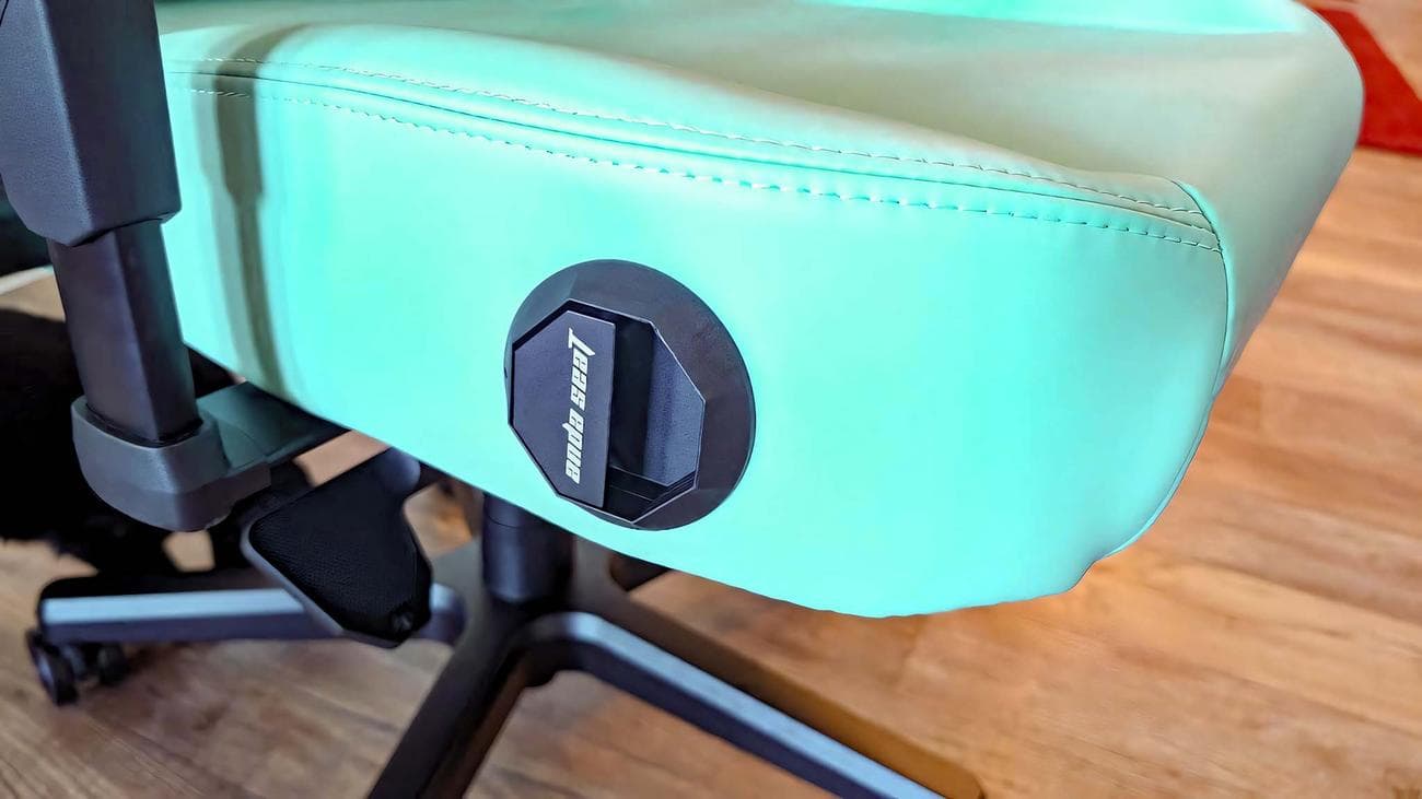 AndaSeat Kaiser 4 pop-out lever.